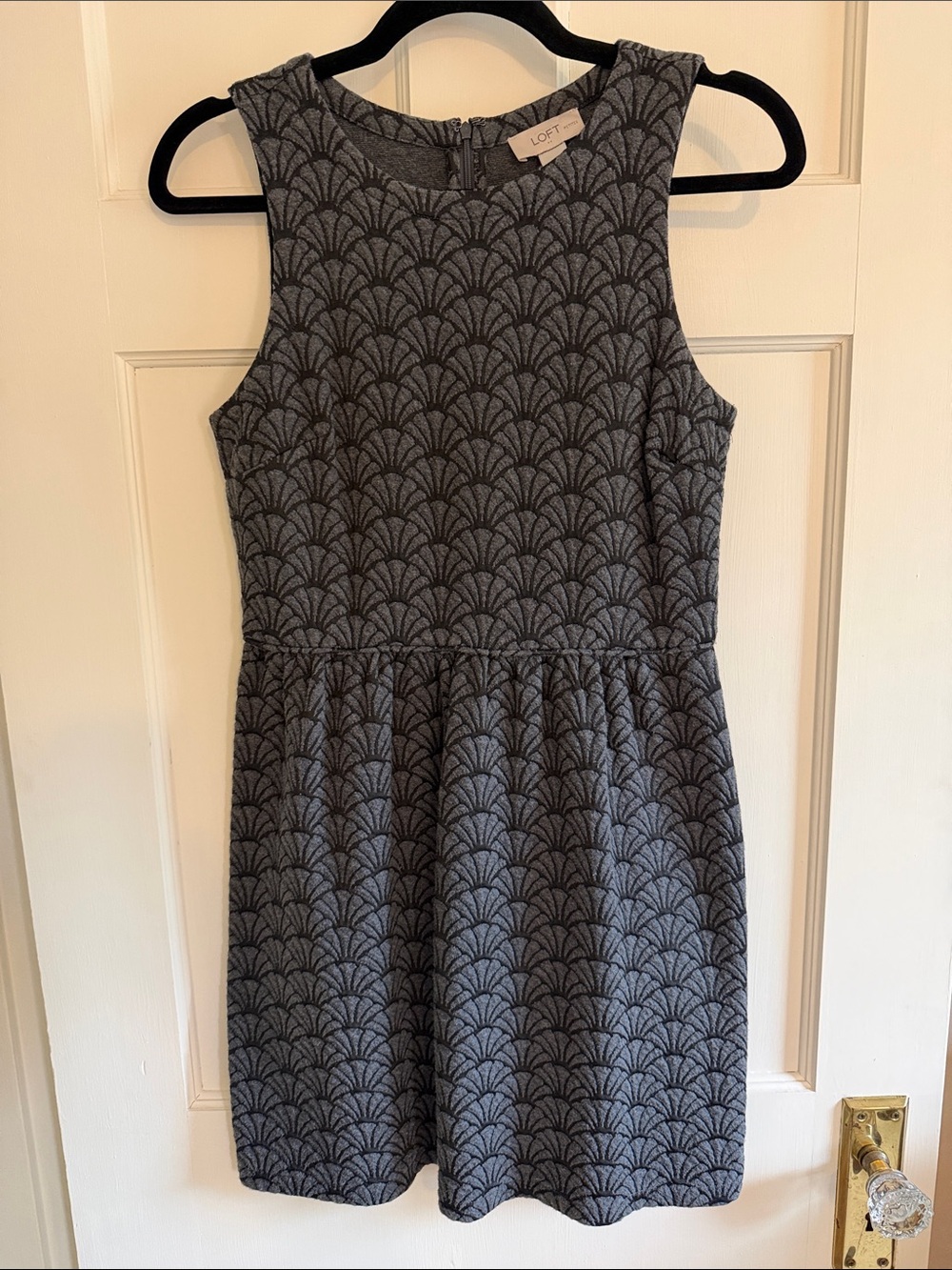 🐚 Loft gray/black sleeveless shell print dress. Size 4P.
